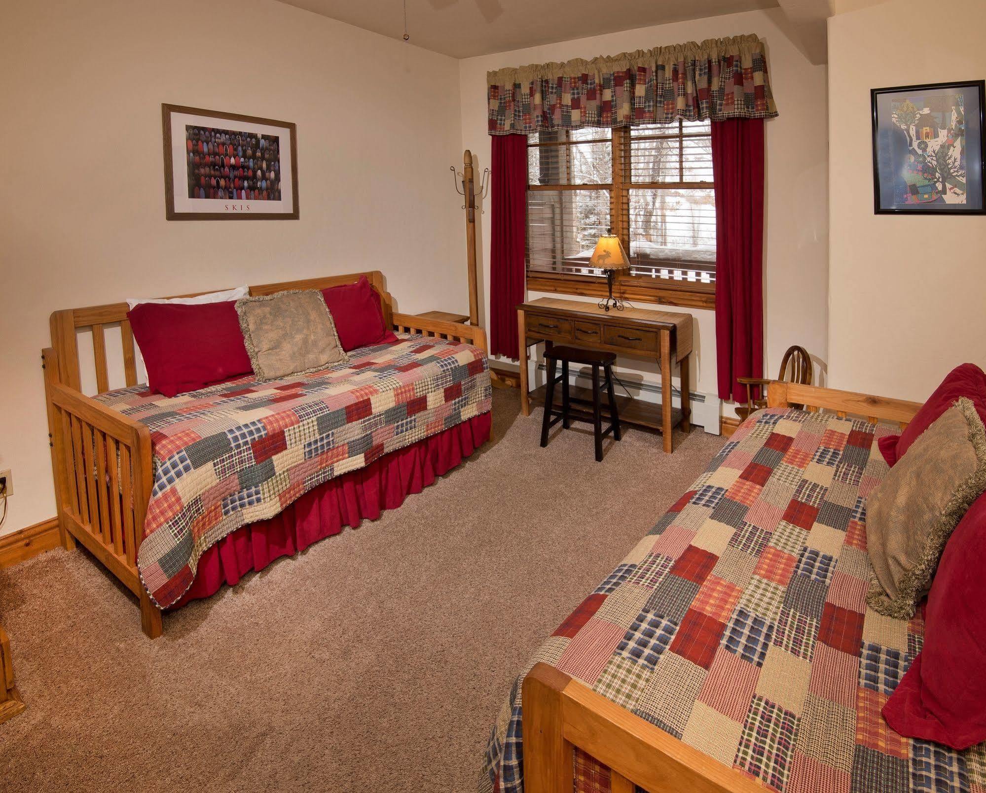 Lodge At Brookside Avon Village Exterior foto